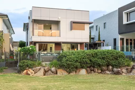 15 Waterline Crescent, Bulimba Sold by  - image 1