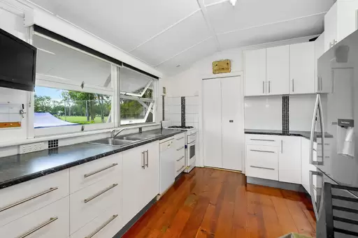 7 Henry Street, Clayfield Sold by  - image 1