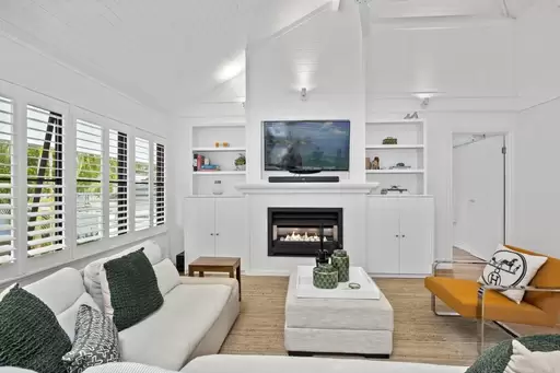 25 Bellara Street, Ashmore Sold by  - image 1