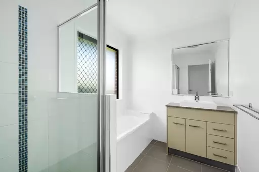 7 Lauren Circuit, Brighton Sold by  - image 1