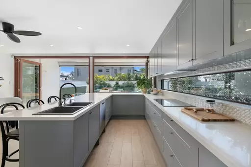 2/53 Cronin Avenue, Main Beach Sold by  - image 1
