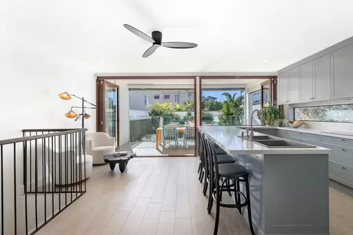 2/53 Cronin Avenue, Main Beach Sold by  - image 1