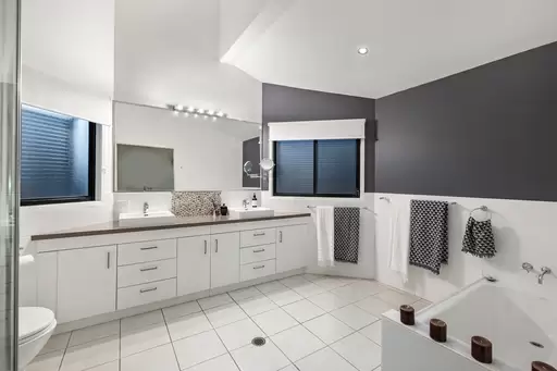 4 Cowley Street, Ormiston Sold by  - image 1