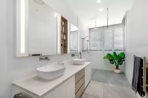 201/5 Pacific Street, Main Beach Sold by Queensland Sotheby's International Realty - image 1