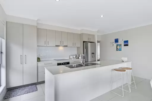 25 Fiddlewood Street, Victoria Point Sold by  - image 1
