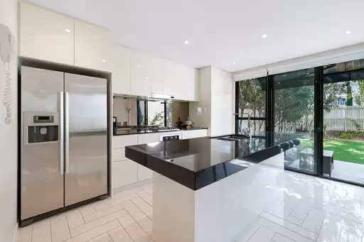 22 Theatre Drive, Benowa Sold by Queensland Sotheby's International Realty - image 1