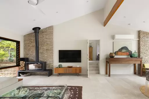 223 Moxon Road, Burbank Sold by  - image 1