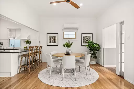 18 Eversley Terrace, Yeronga Sold by  - image 1
