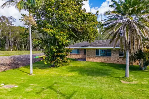 135 Lake Weyba Drive, Noosaville Sold by  - image 1