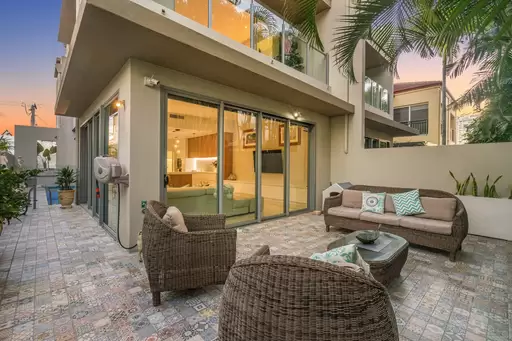 2/35 Hughes Avenue, Main Beach Sold by  - image 1
