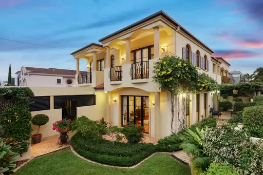 1/37 Cronin Avenue, Main Beach Sold by  - image 1