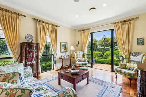 1/37 Cronin Avenue, Main Beach Sold by  - image 1