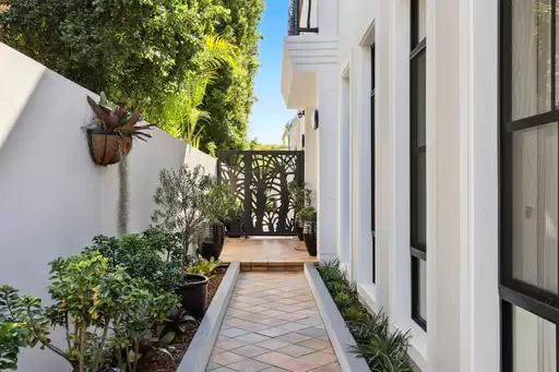 1/51 Woodroffe Avenue, Main Beach Sold by  - image 1