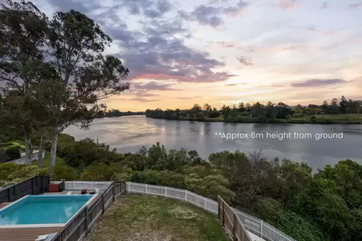 2/52 Paragon Street, Yeronga Sold by  - image 1