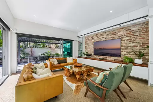 35A Hughes Avenue, Main Beach For Sale by  - image 1