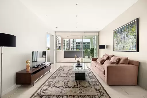 107/37 Harbour Road, Hamilton Sold by  - image 1