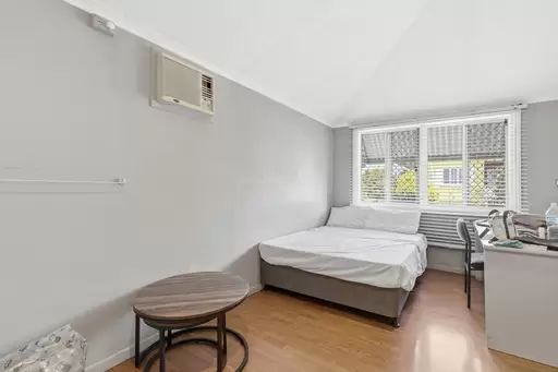 30 Princhester Street, West End Sold by  - image 1